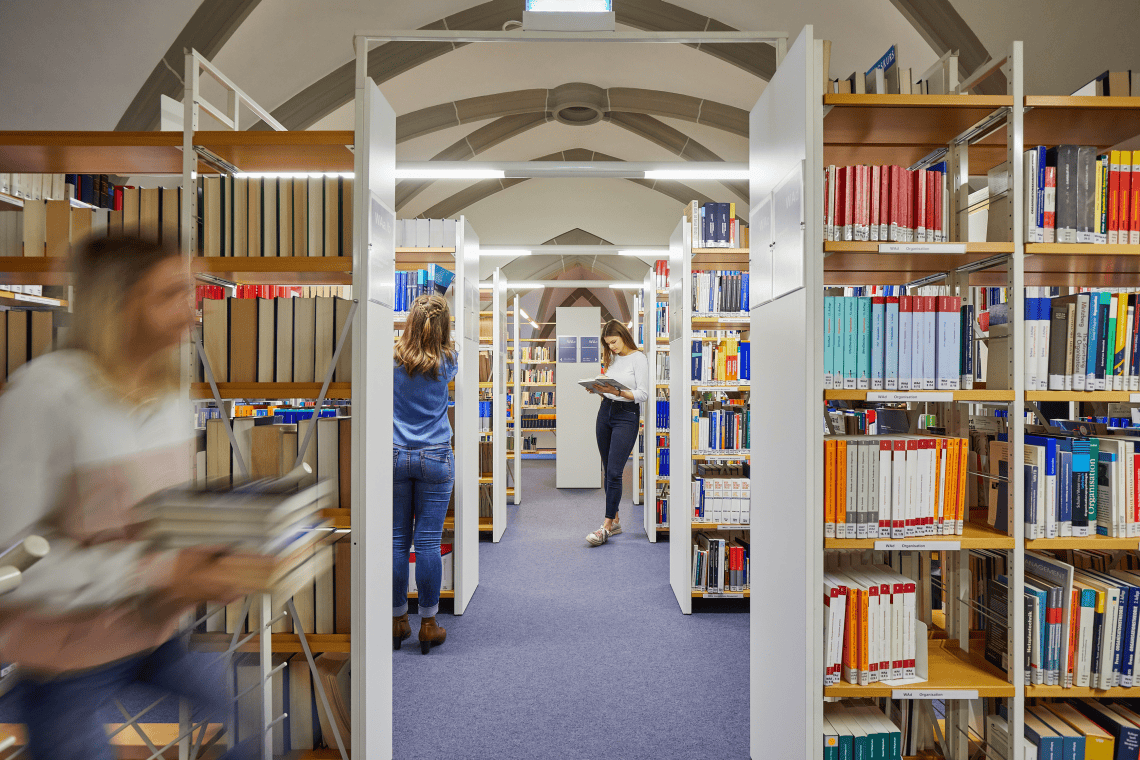 DHBW Bibliothek mit Studierenden