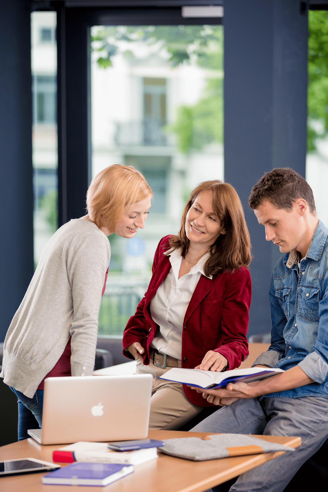 DHBW Dozent mit Studierenden